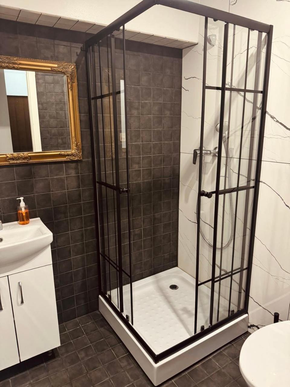 Butas Eksporta 6 *